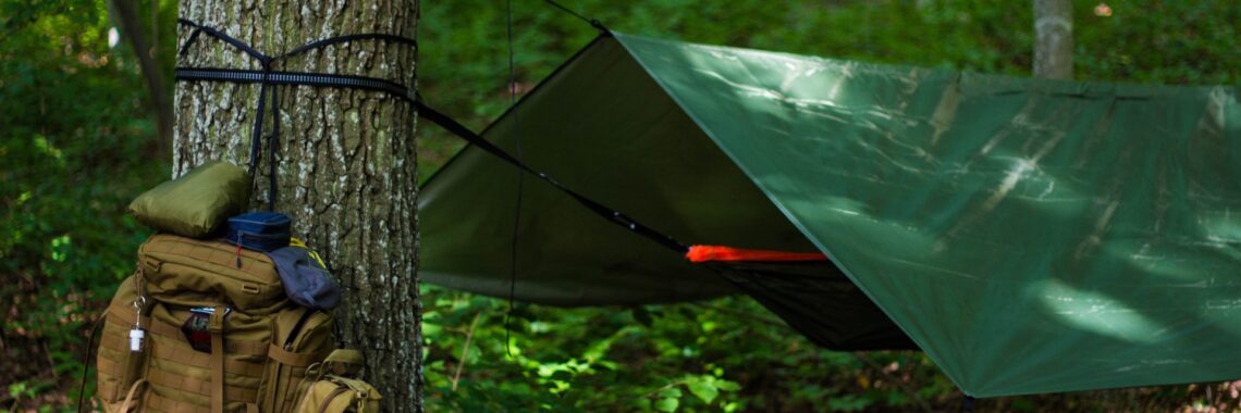 Bilden visar presenning som gör sig praktiskt som ett vindskydd vid camping, med hög kvalitet på dina presenningar får du en längre hållbarhet på din presenning