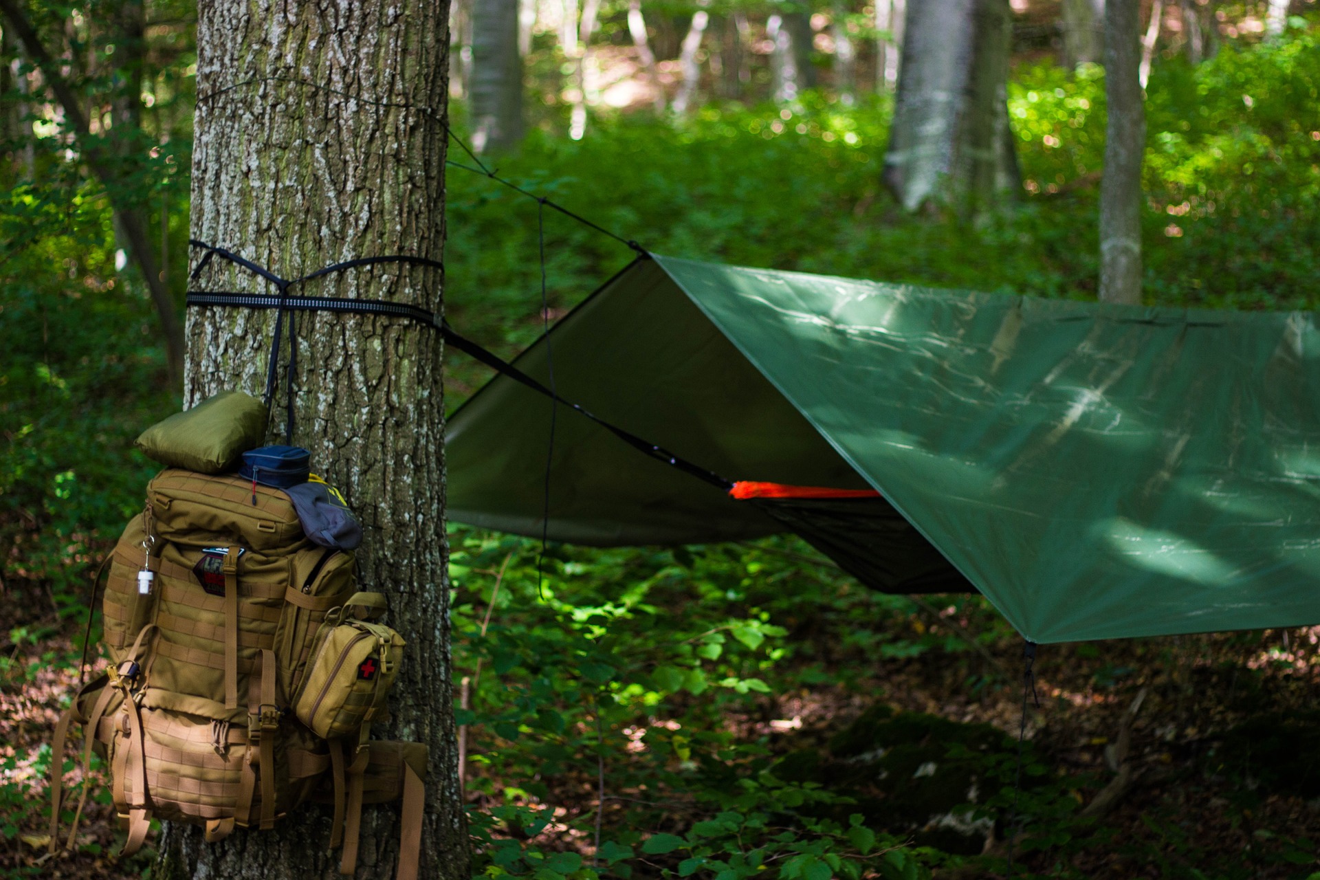 Bilden visar presenning som gör sig praktiskt som ett vindskydd vid camping, med hög kvalitet på dina presenningar får du en längre hållbarhet på din presenning